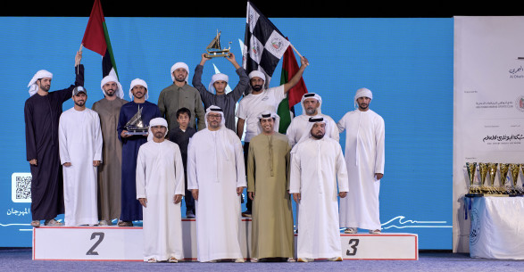 Sheikh Ahmed bin Hamdan Al Nahyan crowns the winners of the Murwah 43ft category race.